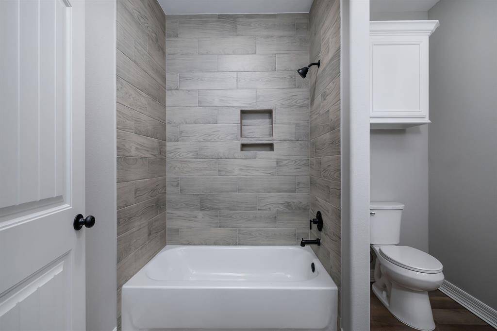 Upstairs full bath