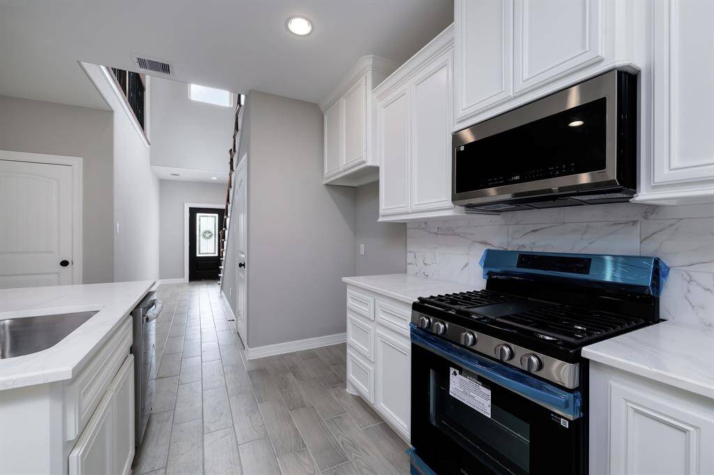 Quartz counter tops throughout