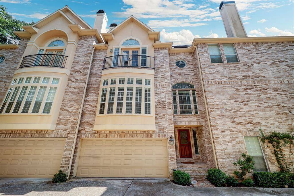 [Charming townhome in gated community]
