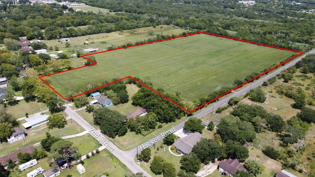 14.8 acres in Hitchcock!