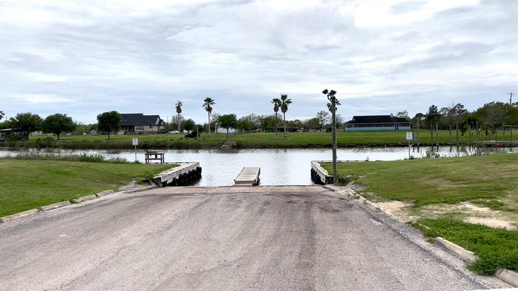Free access boat ramp near the property (about 2 blocks away). Bait shop/ patio sits on the right side of this ramp.