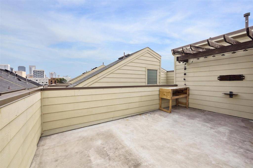 Plenty of room for hosting a small gathering.  Great space to watch the seasonal fireworks from Downtown.