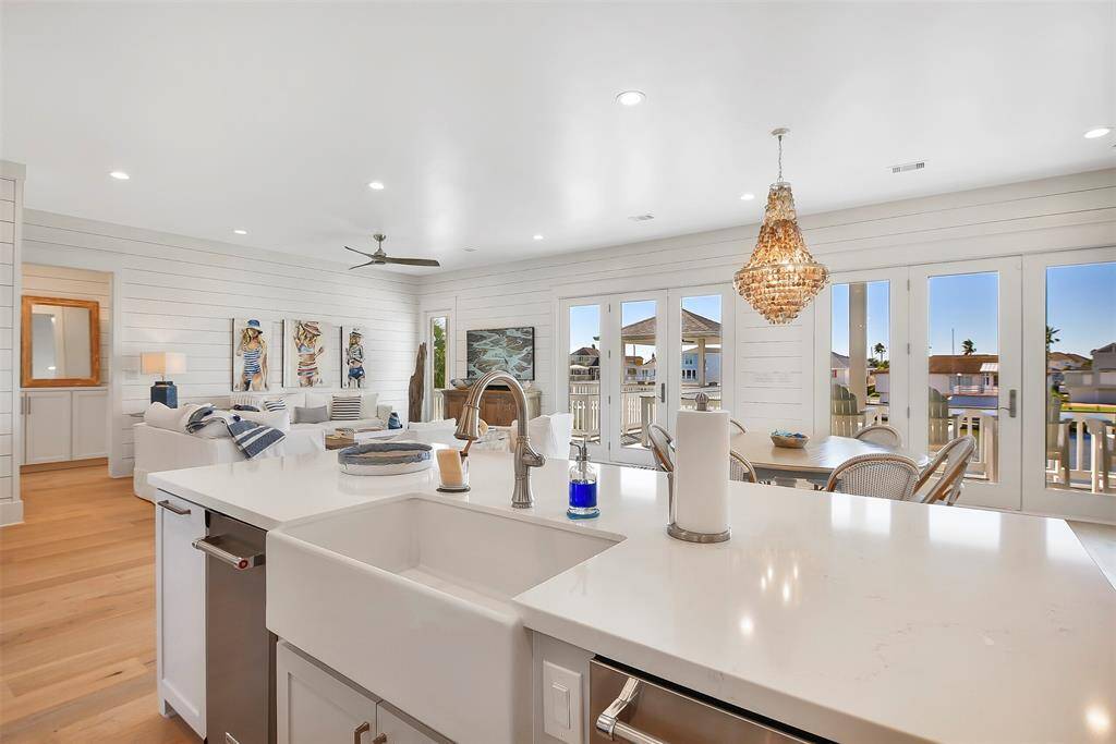 Island with stylish farmhouse sink