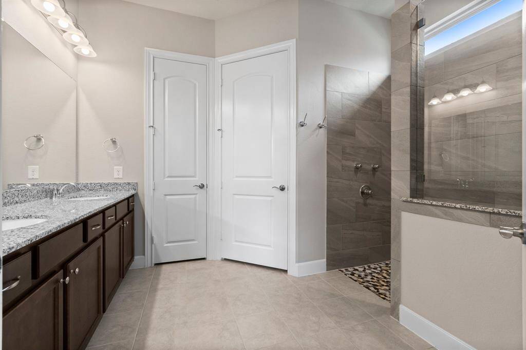 PRIMARY BEDROOM WITH EN-SUITE BATH