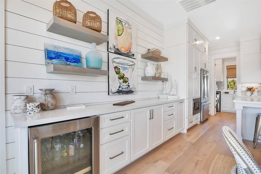 Ample storage with mixture of cabinets and pot/pan drawers