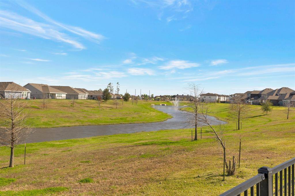 The water extends all the way down towards the neighborhood dog park that is amazing as well.