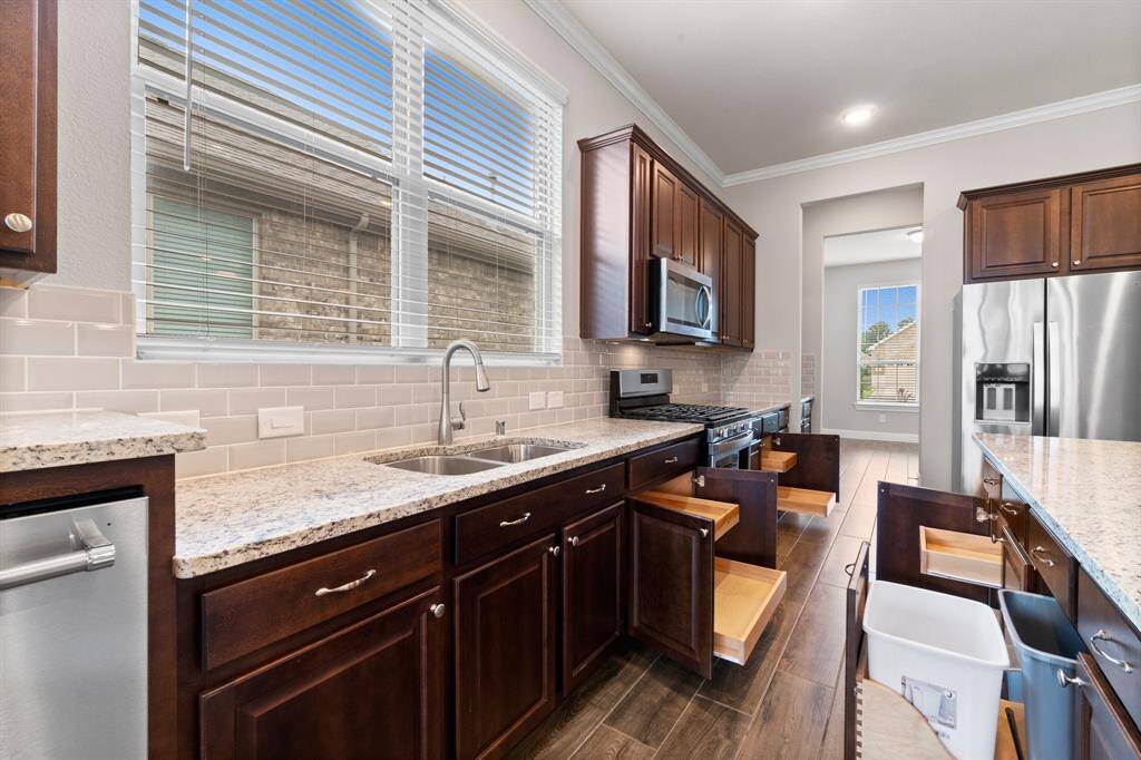 NOTICE ALL THE ROLL OUT TRAYS IN CABINETS