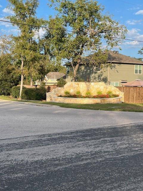 Entrance to Sterling Ridge! Welcome home! Low taxes, HOA, convenient to Huntsville shopping yet just far out enough to give the country vibe!