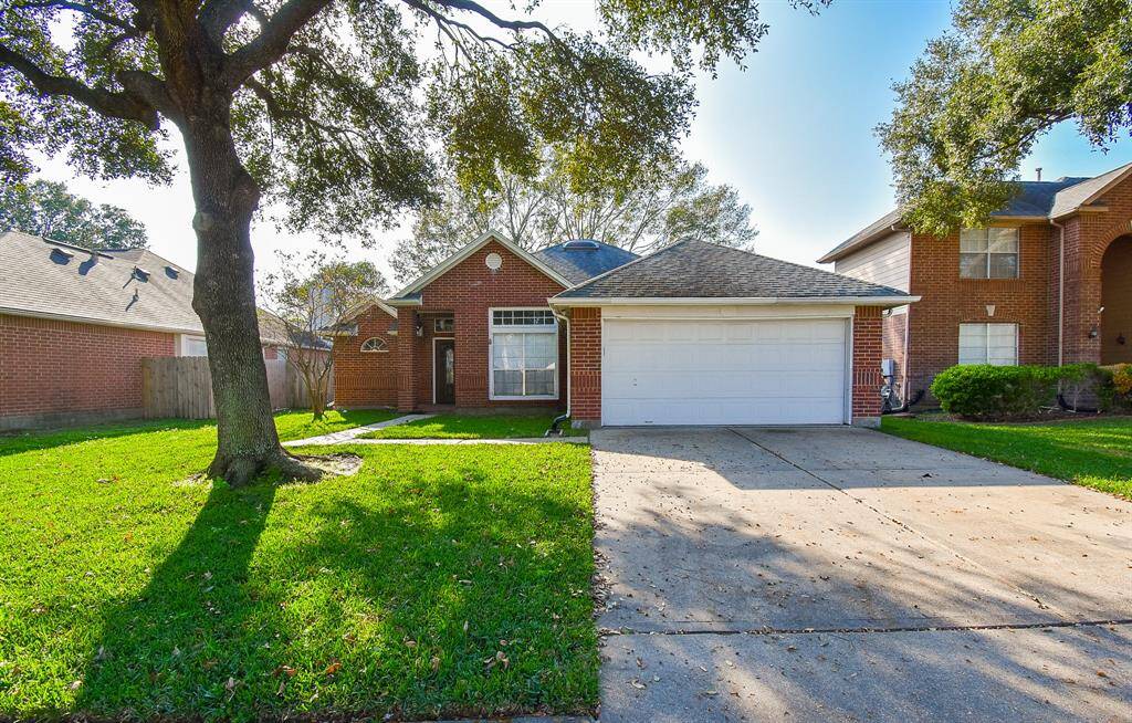 Welcome to this impressive property in Katy! The driveway offers ample space for two cars and the potential to accommodate even more.