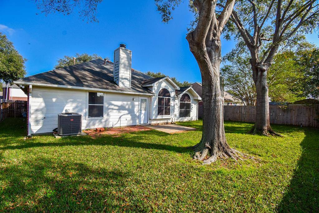 The vibrant grass provides a perfect setting for outdoor activities, such as picnics, gardening, or simply enjoying the sun.