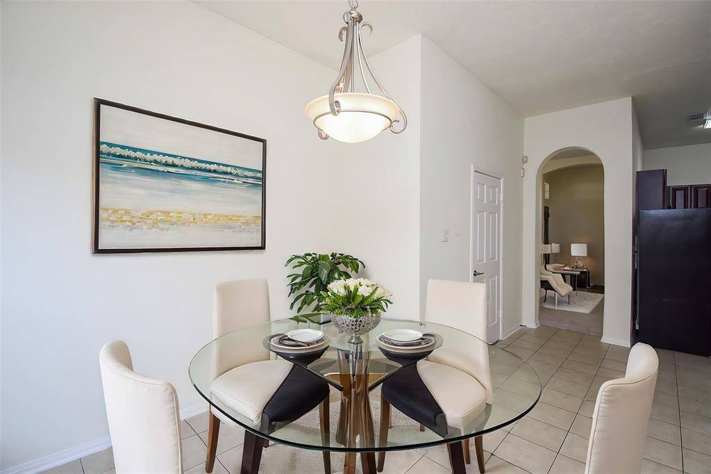 Ample room for furniture or decorative elements makes it easy to create a cozy dining area.