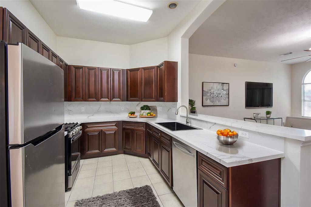 Discover this stunning kitchen, designed for both functionality and style.