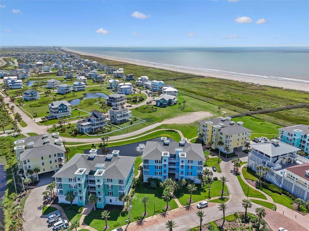 Perfectly situated next to the popular Beach Club, infinity pool, restaurant, and bar, this condo offers the ultimate in relaxation and luxury.