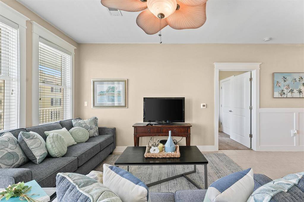 Accommodating up to 6 guests, this 2 bedroom/2 bathroom condo is an ideal short-term rental opportunity.