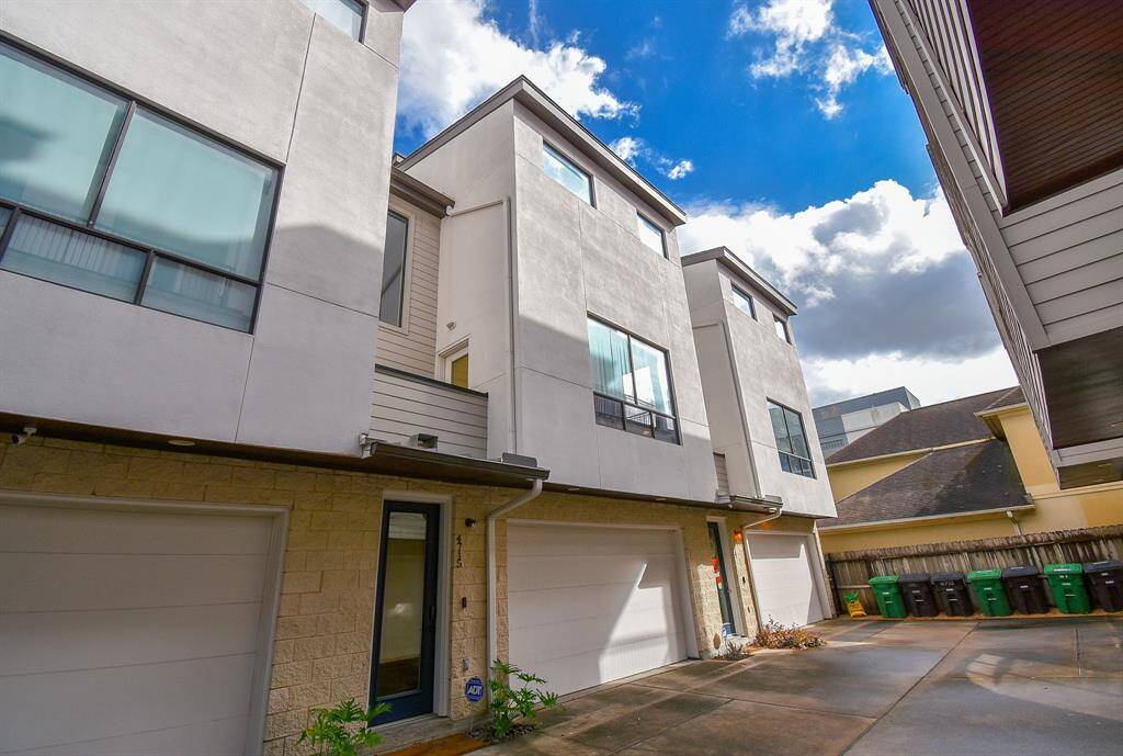Welcome to 4715 Caroline. Minutes from Downtown or the Med Center/Museum District