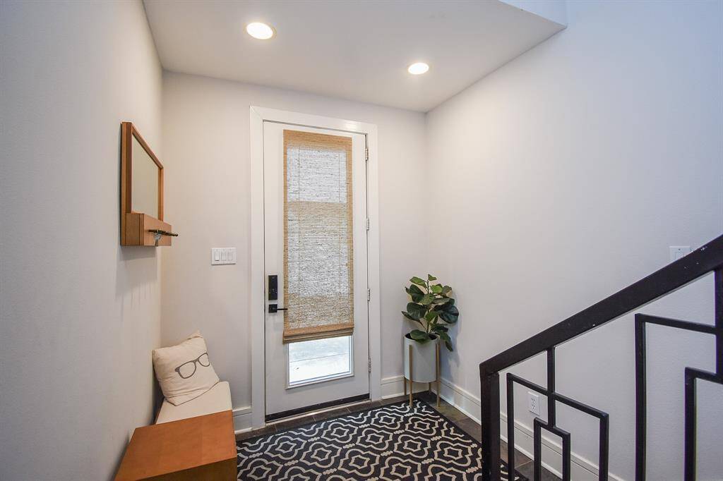 1st floor entryway