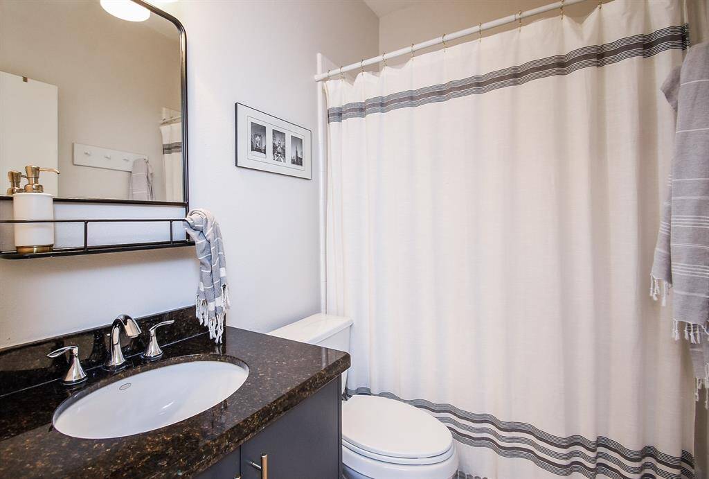 On the first floor you will find this fullbath with a shower/tub