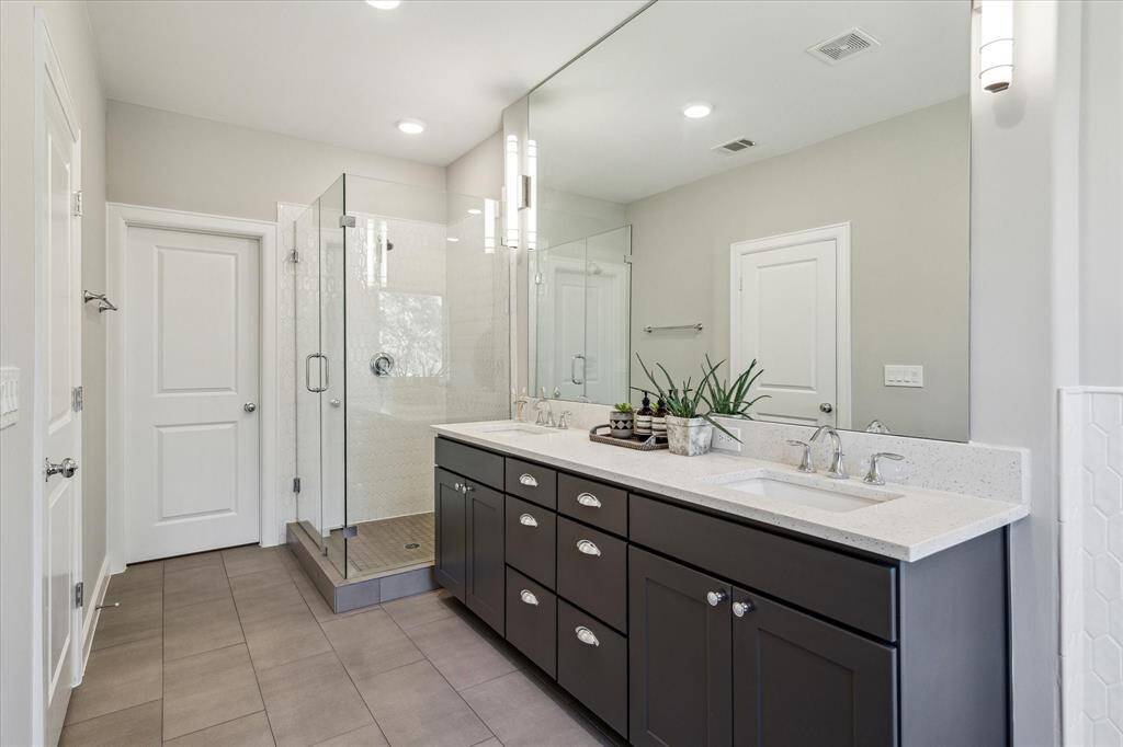 Another view of the primary bath.