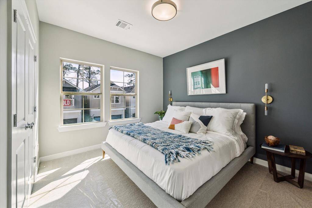 Secondary bedroom is spacious even for a king bed.