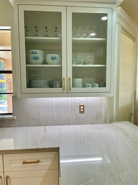 Showcase your beautiful dishes in these stunning glass- kitchen cabinets.