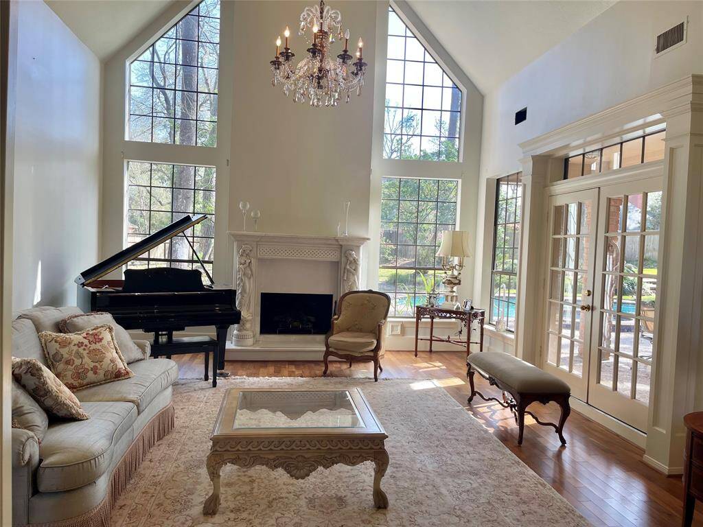 Exquisite Living Room w/imported Italian fireplace mantel