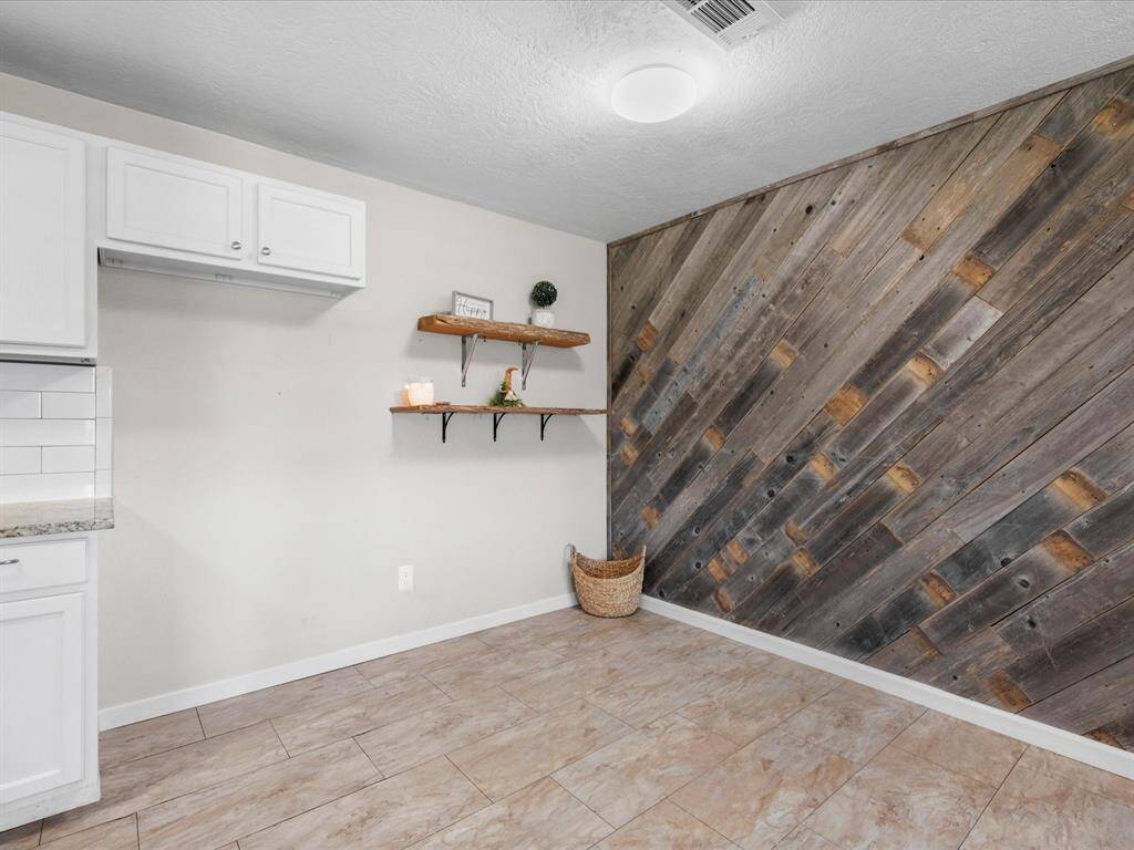 Breakfast room connected to the kitchen