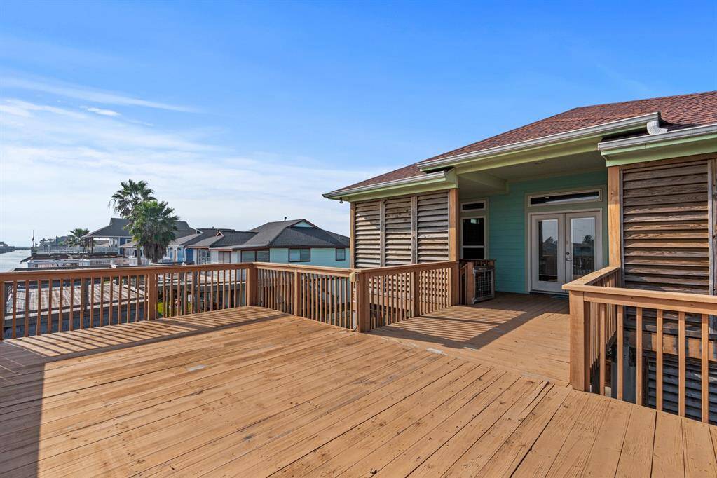 Great party deck, notice the wide cat walk for entertaining or plants.