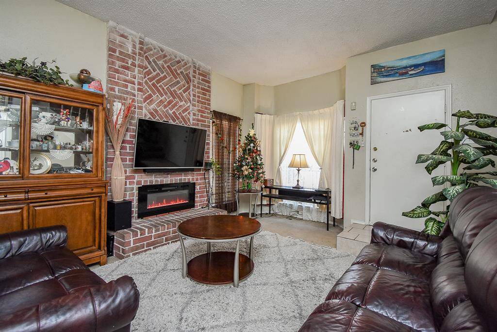 What a welcoming living area, perfect for everyday and special day gatherings.