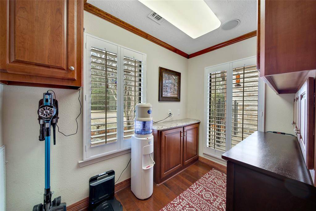 Downstairs utility room with ample cabinets/storage. Five Stage Reverse Osmosis water filtration for kitchen fridge, sink and vegetable cleaning station.