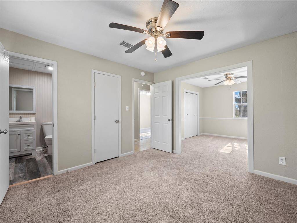 Bedroom 3/4 with connected bathroom