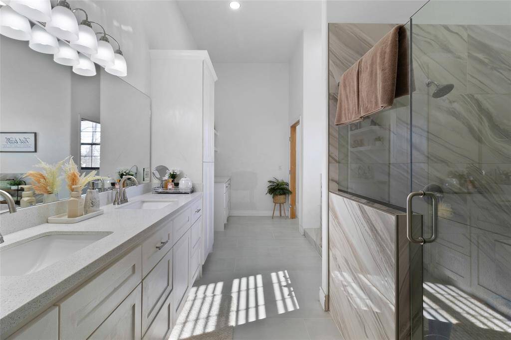 Double sink and large walk-in