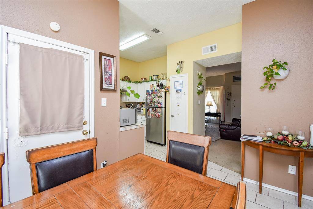 The open floor plan makes tasking easy.