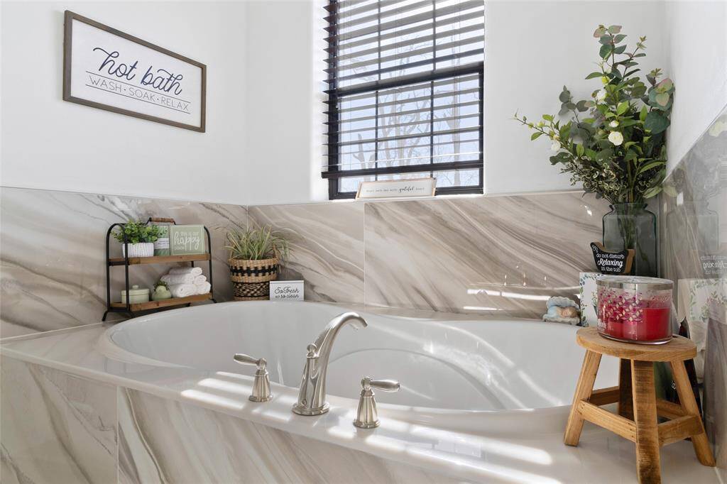 Beautiful large soaking tub!