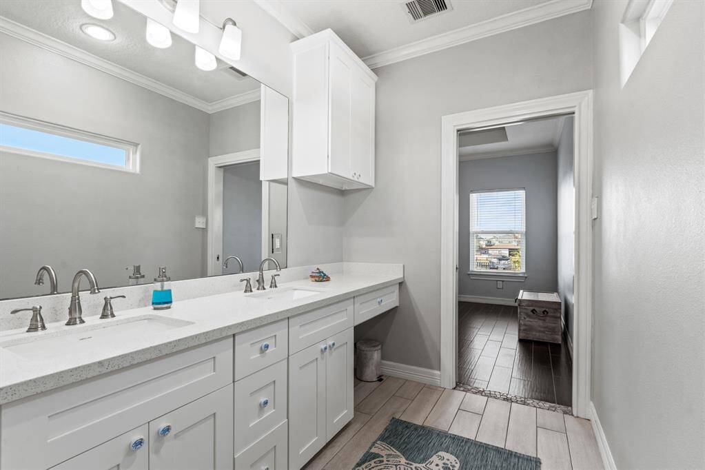 Neutral colors and quartzite really gives that tropical feel.