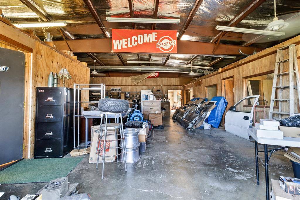 Pro garage open space.