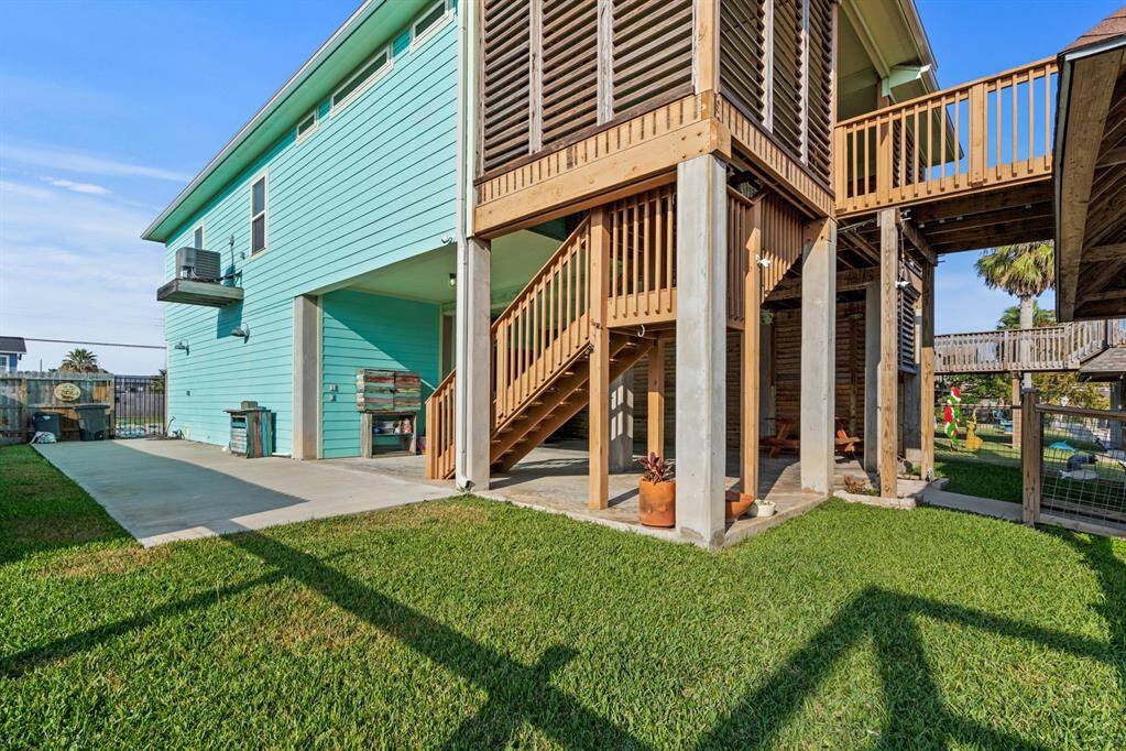 Fully fenced yard for pets and other precious cargo.