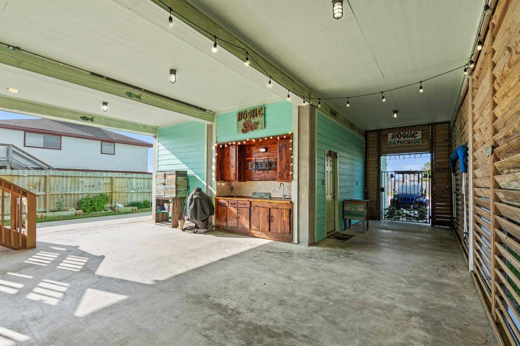 Outdoor kitchen, ready for dining al fresco or entertaining family or friends.