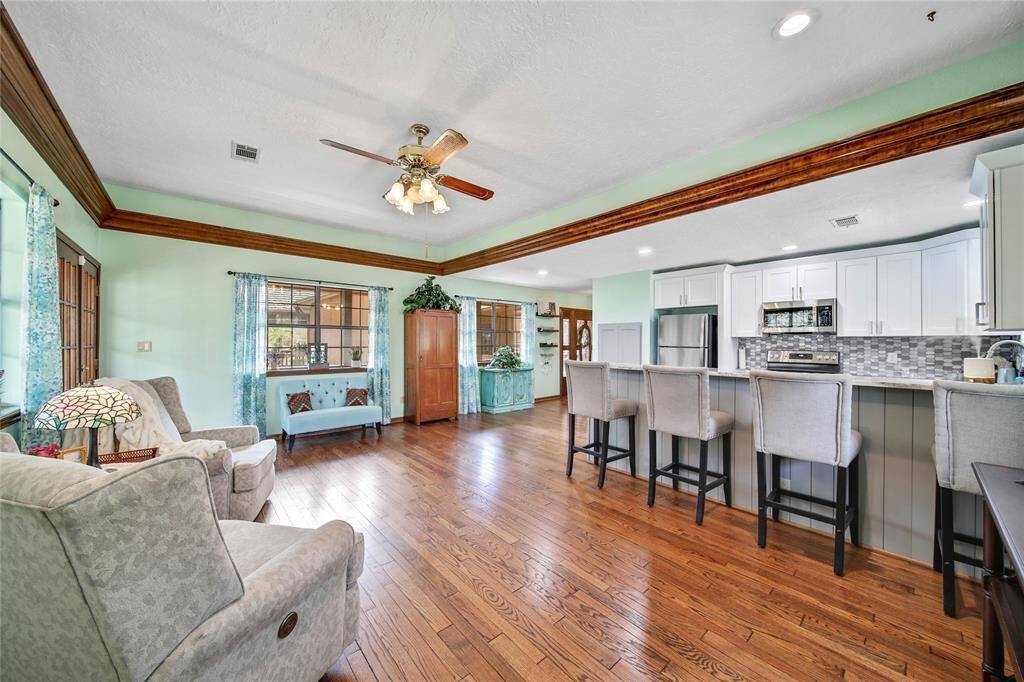 Your parents, guests or college kid is going to be hard to get rid of! This completely renovated guest quarters is absolutely stunning! 890 SF of luxury living!