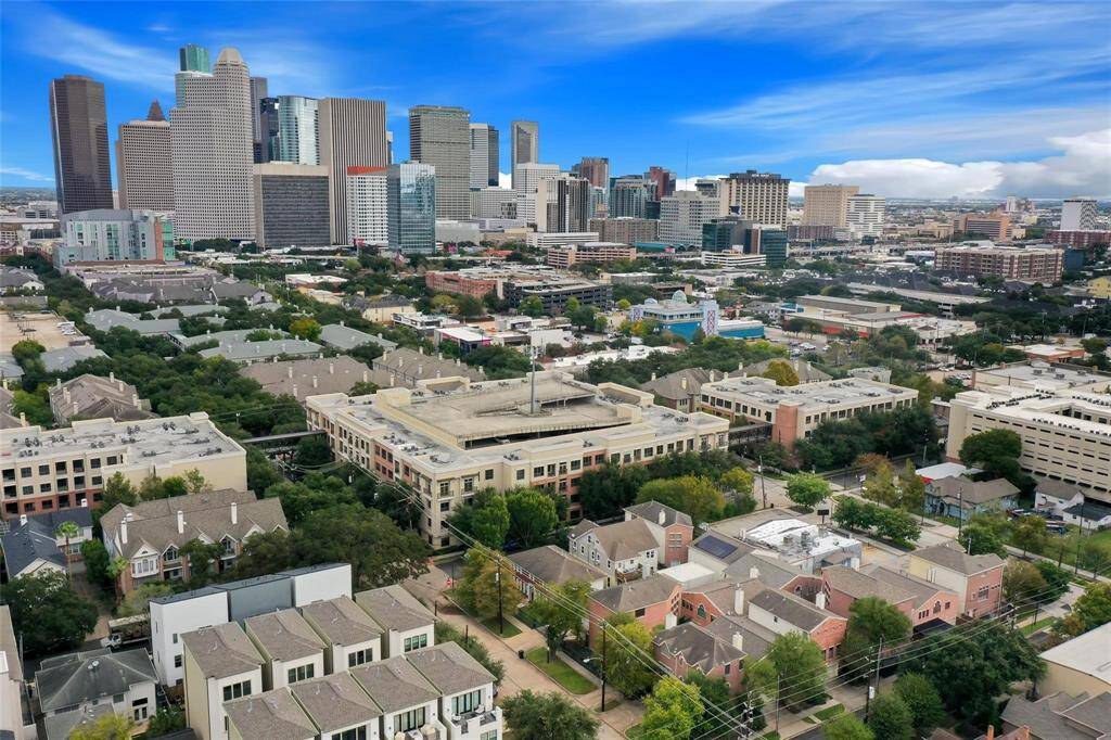 Easy access to Downtown.