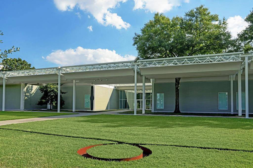 Nearby acccess to Menil Musuem- largest private collection of art. Free to the public for entry with rotating exhibits. Have lunch at next door Bistro Menil after your visit!