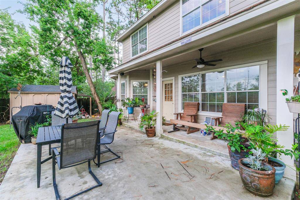 Covered back patio area with ceiling fan