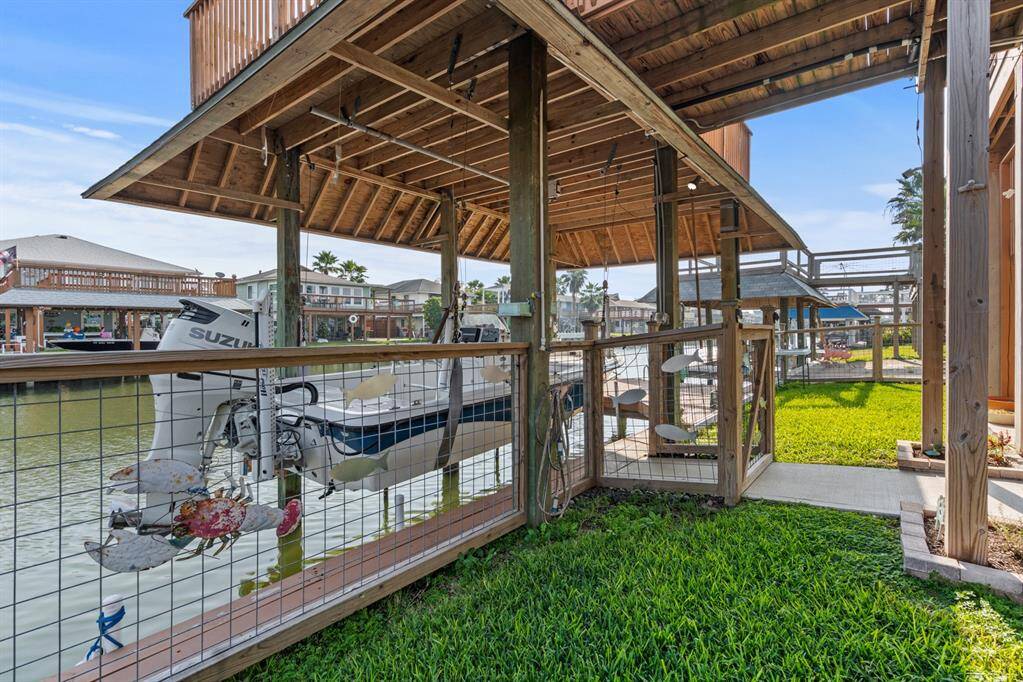 Living on the canal means, crabbing, fishing, sunset cruises or paddle boarding at your door step.