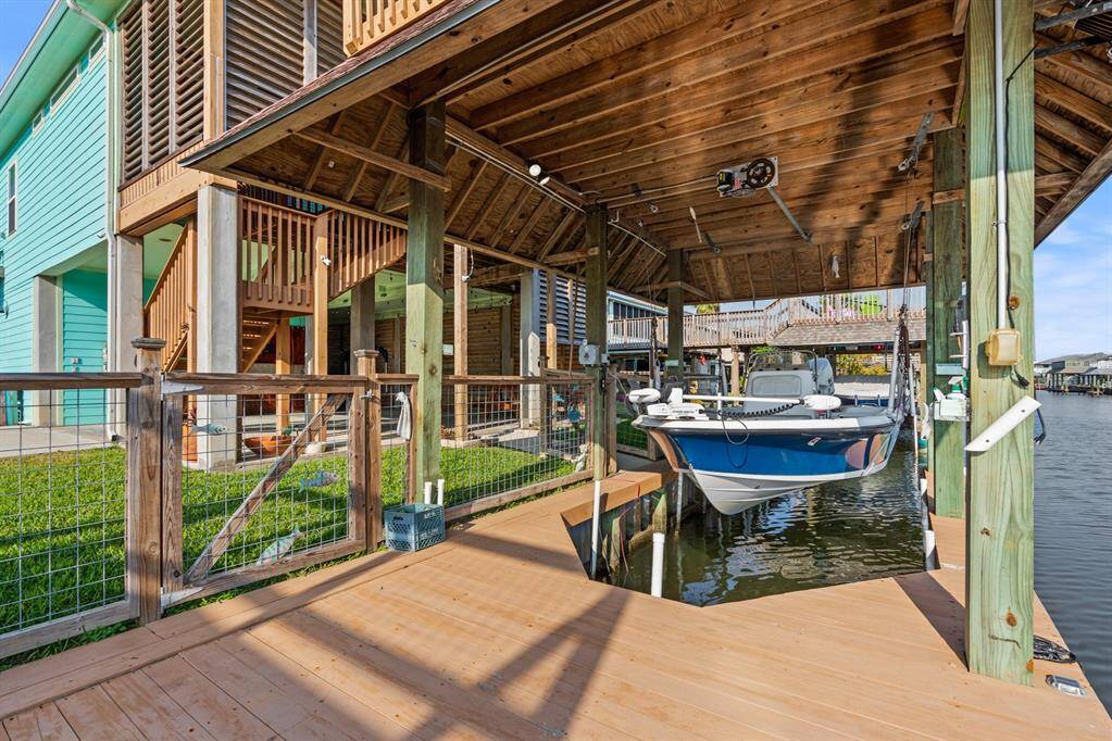 Boat slip, lift and fishing pier.  Relax and watch the fish and wildlife in paradise.