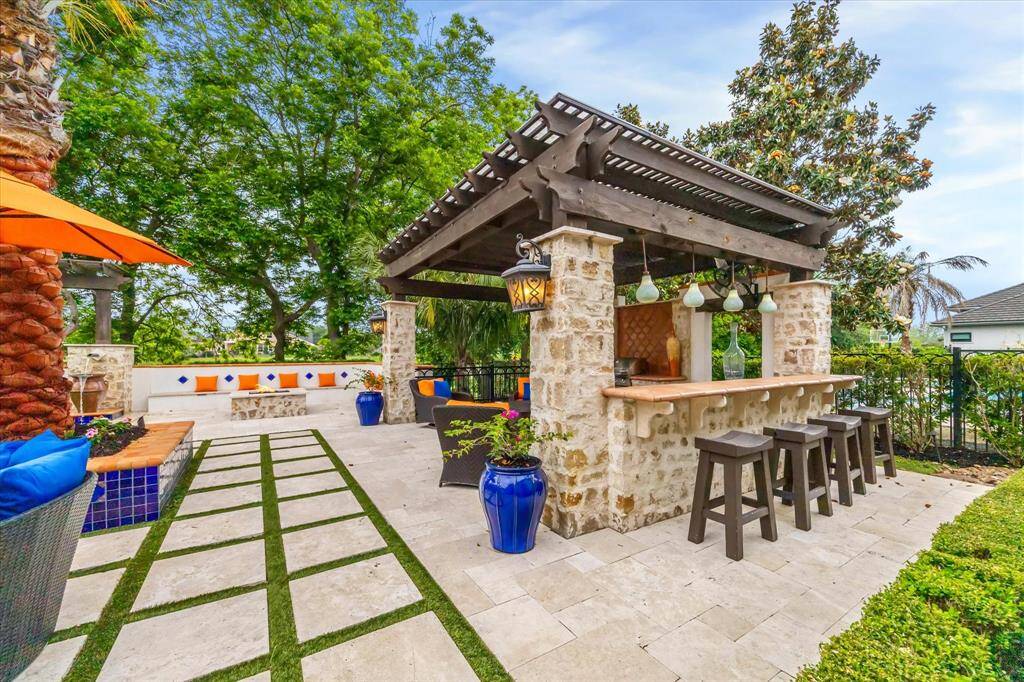 Enjoy your Lanaii with Bar seating all year long!