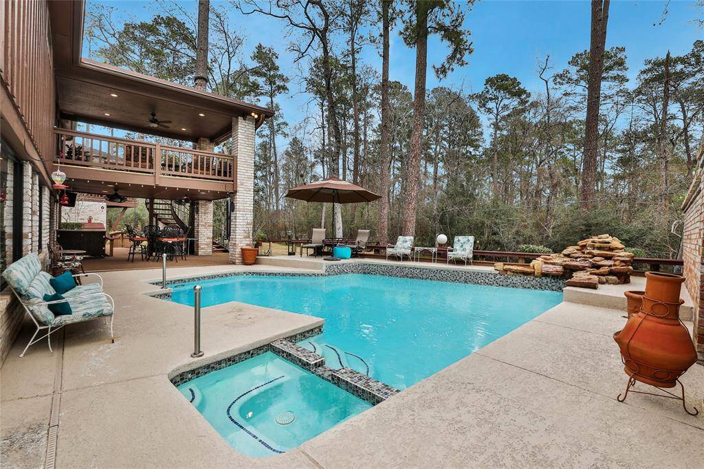 Summer is almost here so pick your favorite spot!! There are several to choose from! Waterfall feature and spa for relaxing!
