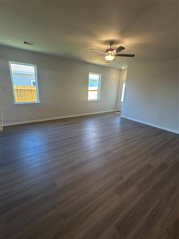 The living room, located next to the front entrance, is bright and welcoming, thanks to two large windows that let in plenty of natural light.
