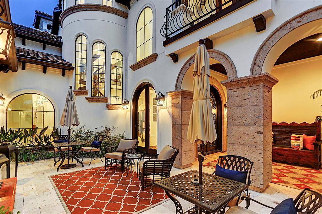 This is the PERFECT place to relax outdoors in your Own Private Courtyard that is Perfect for Entertaining Guests