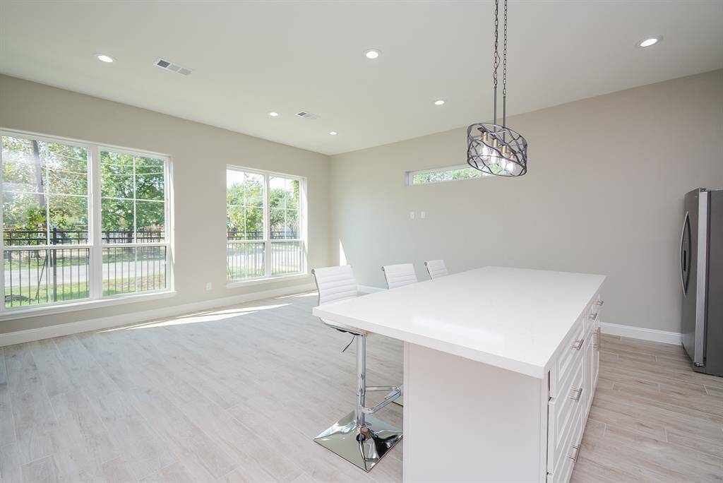 Large island kitchen!