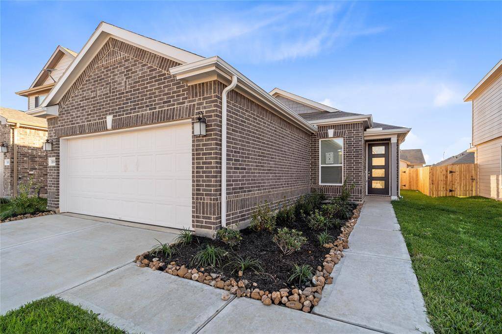 Welcome home to 18307 Sessile Oak Drive located in Oakwood Trails zoned to Tomball ISD.