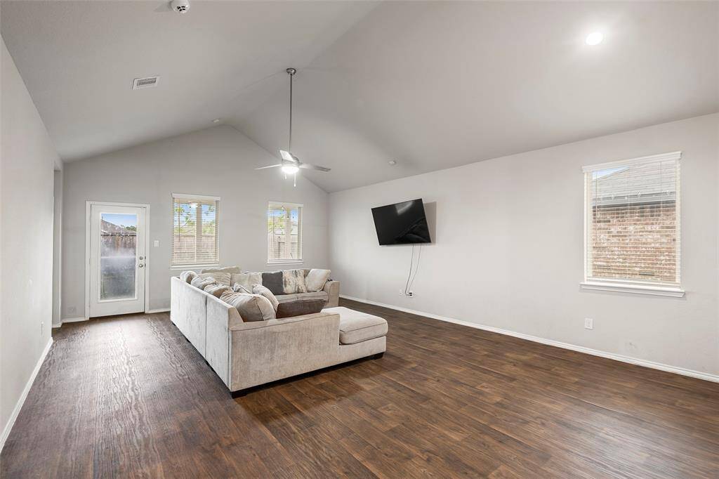Spacious Family Room with Dining Room